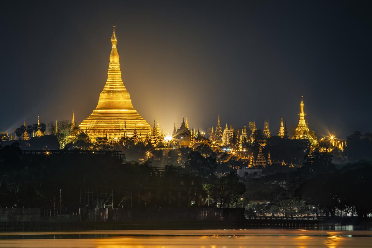 Отель Yangon Excelsior Экстерьер фото